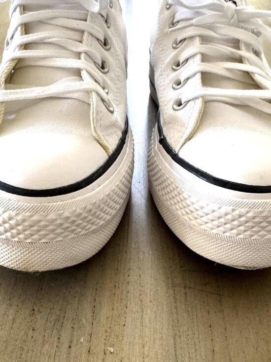 Converse - Picture 2 of 3